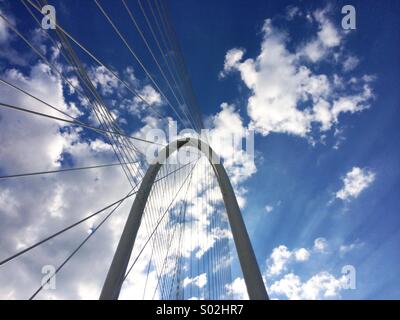 Vue d'un ciel bleu avec des nuages blancs gonflés et la recherche de Margaret Hill pont conçu par Santiago Calatrava à Dallas, au Texas. Banque D'Images