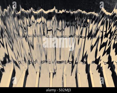 L'eau d'un dispositif de l'eau publique par une grille en cascade dans un bassin collecteur. Banque D'Images