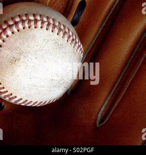 Gant de baseball et usés. Banque D'Images