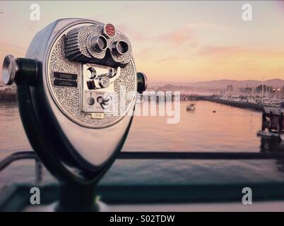 Public viewing télescope en station wharf, Monterey, Californie, USA. Banque D'Images