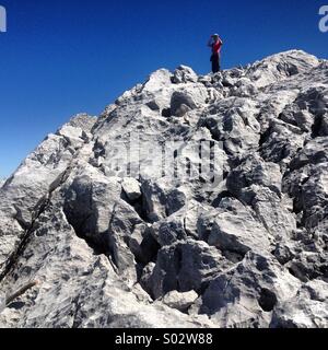 Un touriste prend des photos en haut de la montagne la plus élevée en Simancon le parc naturel Parc Naturel Sierra de Grazalema, Grazalema, Cadiz Province, Andalusia, Spain Banque D'Images