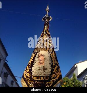 Une bannière brodée d'un groupe de musique décorée avec l'image de la Vierge Marie est affiché pendant le Dimanche des Rameaux à Pâques Semaine Sainte en Prado del Rey, La Sierra de Cadiz, Andalousie, Espagne Banque D'Images