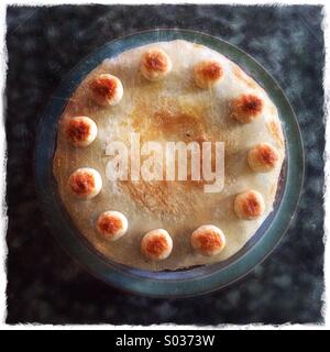 Simnel cake à Pâques de dessus Banque D'Images