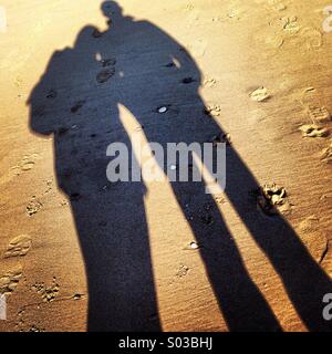 Ombre d'un couple sur la plage Banque D'Images