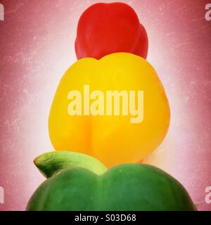 Rouge jaune et le poivron vert dans une rangée Banque D'Images