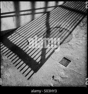 Ligne de clôture des ombres sur une journée ensoleillée Banque D'Images
