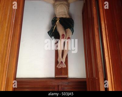 Une image de Jésus Christ crucifié décore l'église de la Santo Niño de Prague, dans la ville de Mexico, Mexique Banque D'Images