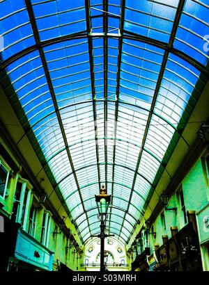 Une vue interne de l'Arcade de l'époque victorienne dans Westbourne, Bournemouth, montrant les façades symétriques de la classe ll énumérés structure. Banque D'Images