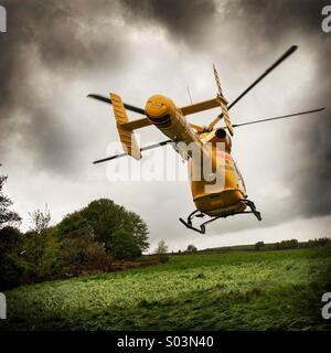 Yorkshire Air Ambulance décollant de Thurlstone, Yorkshire Banque D'Images