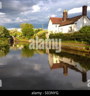 La lumière de l'après-midi sur le Canal de Worcester et Birmingham, Worcestershire, Angleterre, RU Banque D'Images