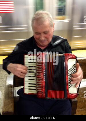 L'accordéoniste dans le métro de New York. Banque D'Images