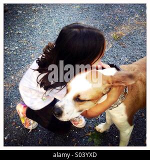 Little girl hugging her dog Banque D'Images