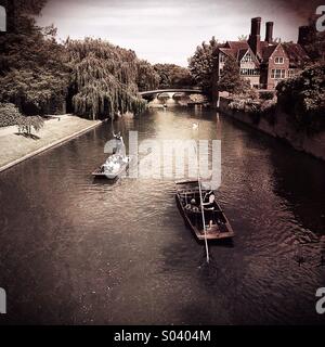 Cambridge en barque sur la rivière Cam, UK Banque D'Images