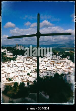 La province de Malaga, Costa del Sol, Andalousie, Espagne du sud. Ville de montagne typique blanchi à la chaux. Banque D'Images