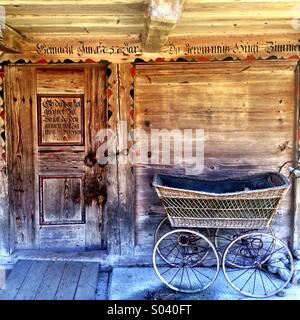 Ancien bâtiment de ferme suisse en bois, porte et la pram Banque D'Images