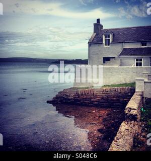 Harbourside cottage dans St. Margaret's Hope, Orcades, en Écosse. Banque D'Images