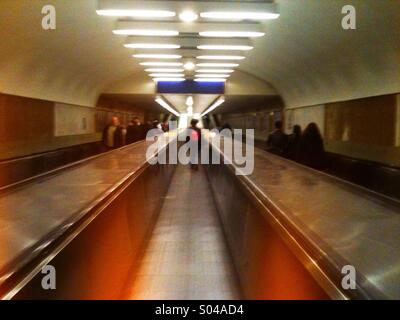 Trottoir roulant dans le métro de Paris Banque D'Images
