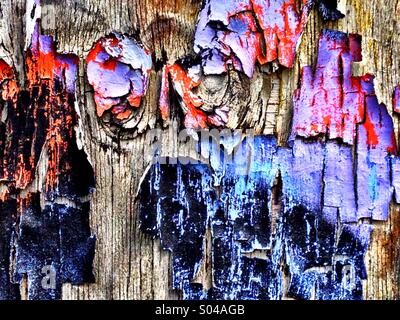 L'épluchage des graffitis sur clôture en bois Banque D'Images