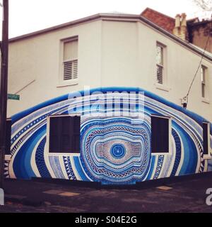 Murale bleu et blanc par Lucas Grogan, sur la construction de Moor, Fitzroy St, Melbourne, Australie Banque D'Images