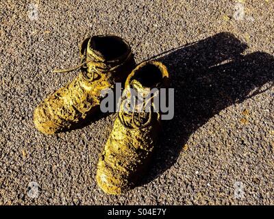 Bottes boueuses au soleil séchage Banque D'Images