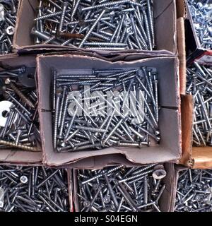 Collection de vis et de fixations assorties dans des boîtes de rangement dans un atelier de quincaillerie Banque D'Images