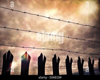 Des barrières de sécurité de silhouetté contre soleil Banque D'Images