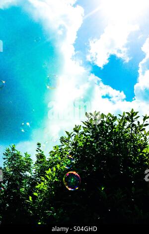Bubbles floating vers un quartier animé à la sky Banque D'Images