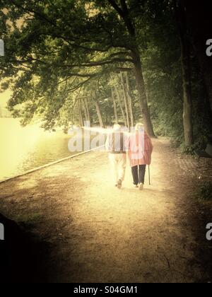 La vieillesse, senior couple walking Banque D'Images