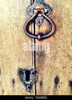 Porte antique avec knocker et serrure. Banque D'Images