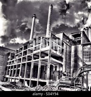 L'usine à l'abandon en cours de démolition Banque D'Images