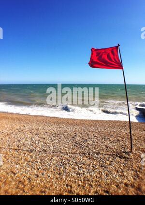Danger d'un drapeau rouge sur le front de mer de Brighton, indiquant ne pas aller dans l'eau. Angleterre, Royaume-Uni. Banque D'Images