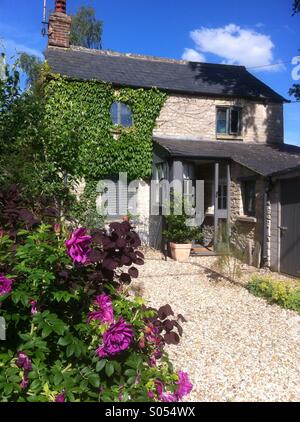 Cotswold cottage et le jardin dans le Gloucestershire, Angleterre, Royaume-Uni. Banque D'Images