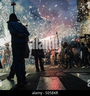 Correfoc, Fireworks, Les Santes, Mataró. Barcelone. Jeux incendie en Catalogne Banque D'Images