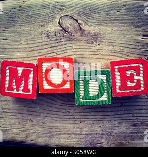 C'est une photo de 4 cubes en bois jouet avec des lettres qui forment le mode de texte Banque D'Images