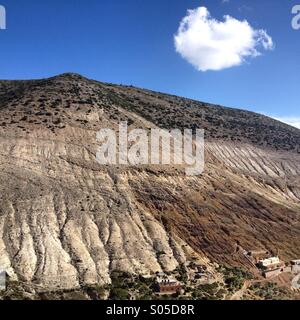 Un nuage blanc au-dessus des montagnes du désert dans la région de Real de Catorce, San Luis Potosi, Mexique Banque D'Images