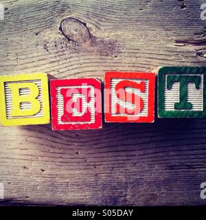 C'est une photo de quelques blocs de bois jouets avec lettres de l'alphabet sur ces combinés ensemble pour créer le meilleur mot Banque D'Images