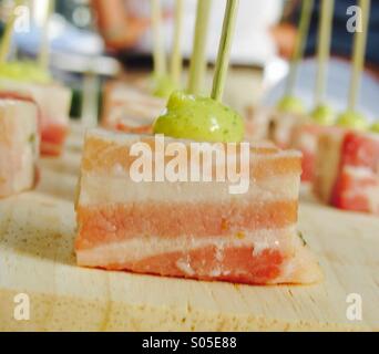 Canapés de terrine hors-d'olives et foody ciel servi sur des assiettes au soleil. Banque D'Images