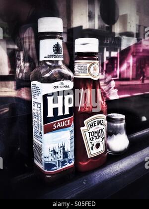 Les Sauces dans un café fenêtre, Brighton, Royaume-Uni. Banque D'Images