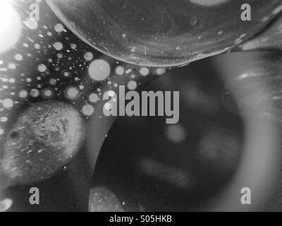 Macro-vision de l'huile sur l'eau Banque D'Images