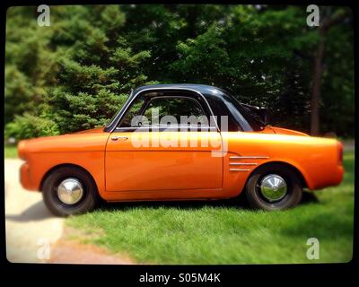 Une jolie petite voiture orange. Banque D'Images