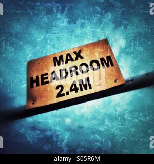 Un signe de max headroom 2,4 mètres Banque D'Images