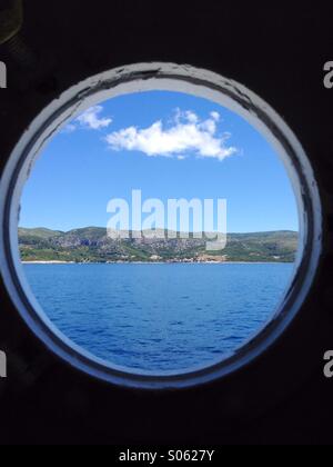 Voir par l'orifice sur le navire en Croatie Banque D'Images