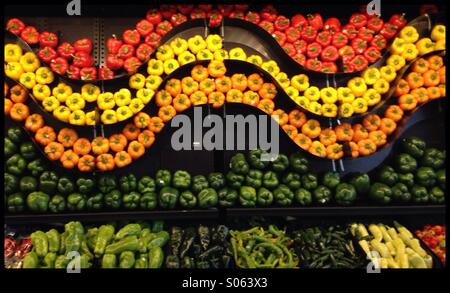 Les couleurs de l'image de poivrons. Rouge, jaune, orange et vert. Banque D'Images