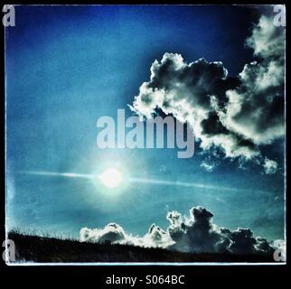 Les nuages et les reflets du soleil Banque D'Images