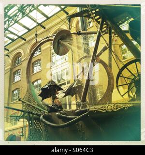 Les navigateurs, sculpture en bronze de David Kemp dans Hays Galleria, Londres Banque D'Images