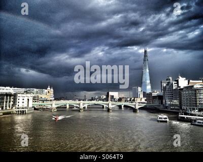 Un ciel d'orage au-dessus de Londres en direction de Blackfriars Bridge et le Fragment gratte-ciel, avec le Tower Bridge en arrière-plan, en Angleterre, Royaume-Uni Banque D'Images