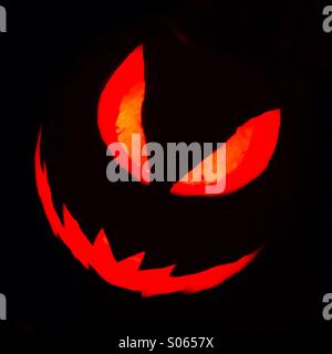 Halloween jack-o-lanterne dans la nuit. Banque D'Images