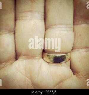 La main avec anneau de mariage, homme, 62 ans Banque D'Images