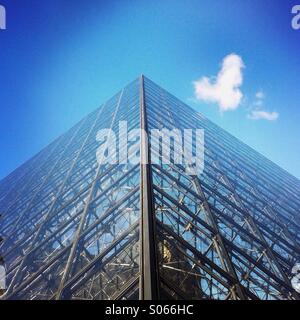 À la recherche jusqu'à l'extérieur du musée du Louvre. Paris, France l'Europe. Banque D'Images