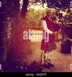 Piper jouant de la cornemuse écossaise en salle de mariage Banque D'Images